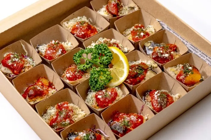 白身魚の香草焼きと野菜のトマト煮